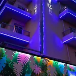 Ibis Budget Bord De Мантон