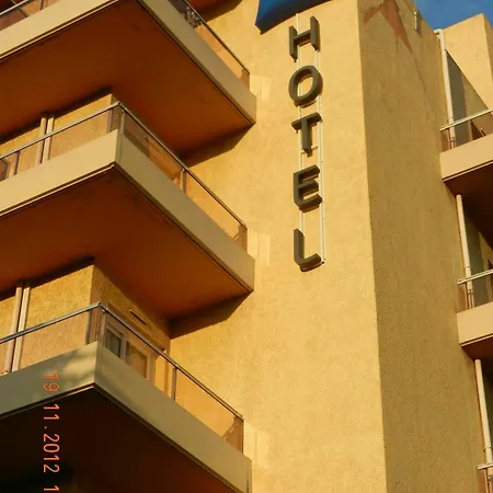 Готель Ibis Budget Bord De Мантон