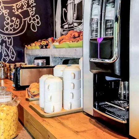 Ibis Budget Bord De Готель Мантон