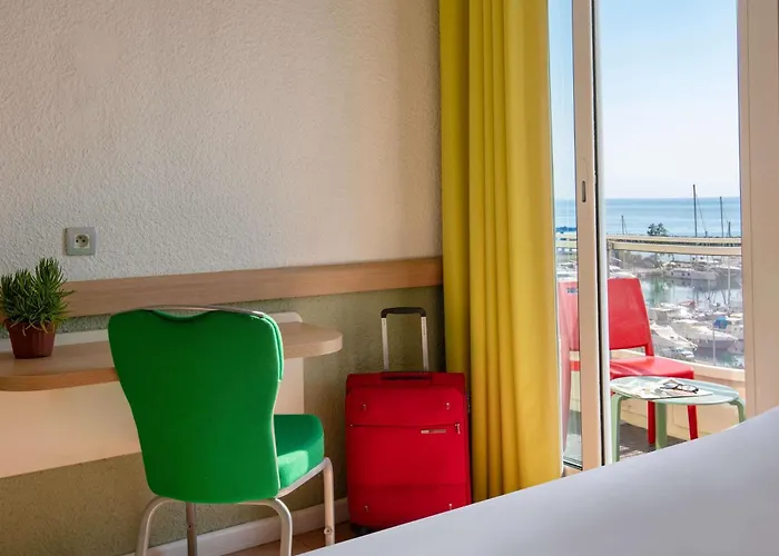 Отель Ibis Budget Bord De Ментона